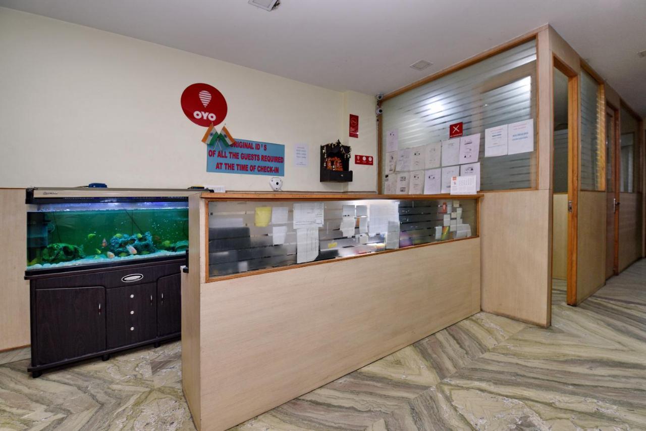Oyo 4930 Stay Em Residency Нью-Дели Экстерьер фото