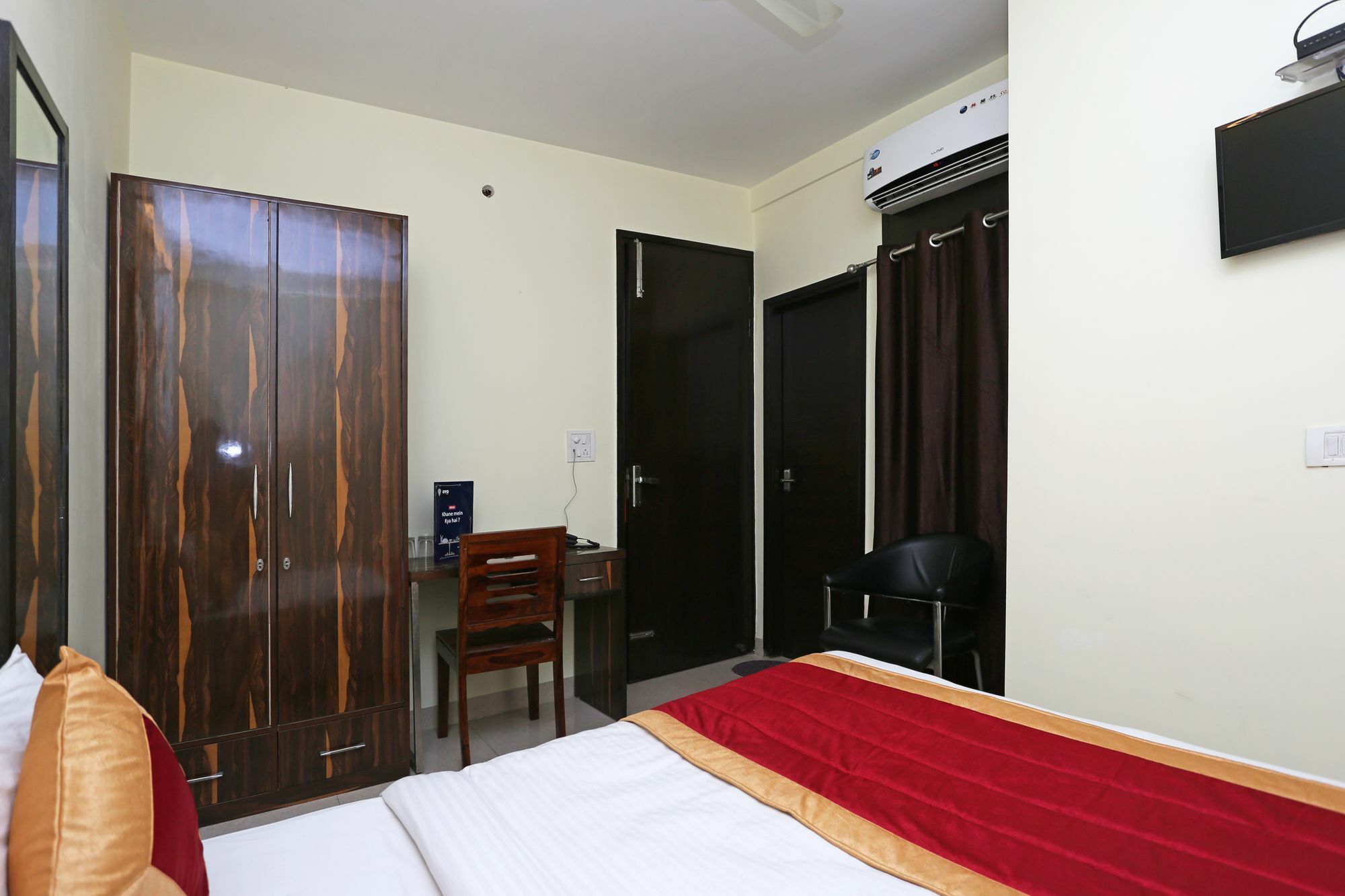 Oyo 4930 Stay Em Residency Нью-Дели Экстерьер фото