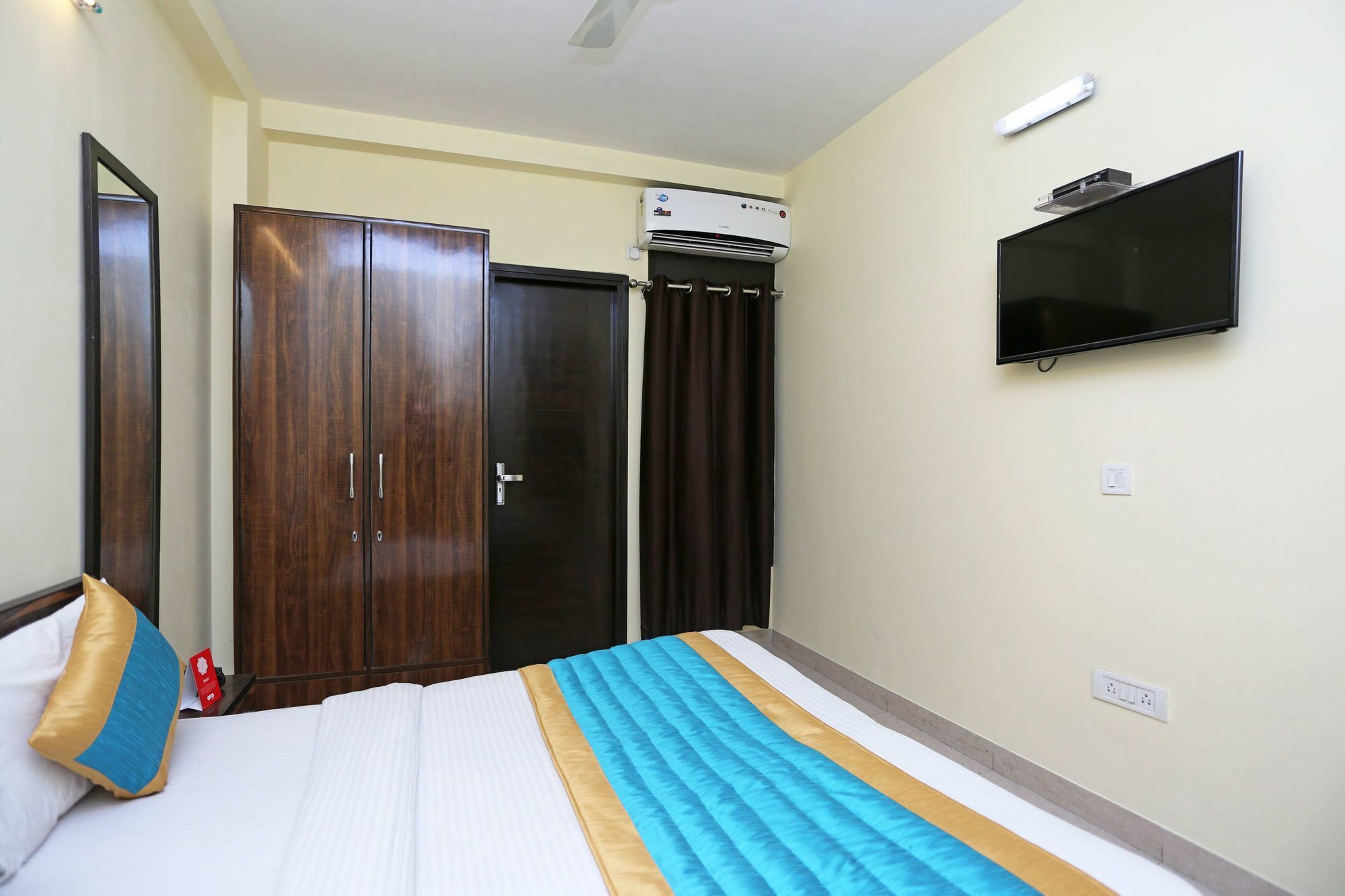 Oyo 4930 Stay Em Residency Нью-Дели Экстерьер фото