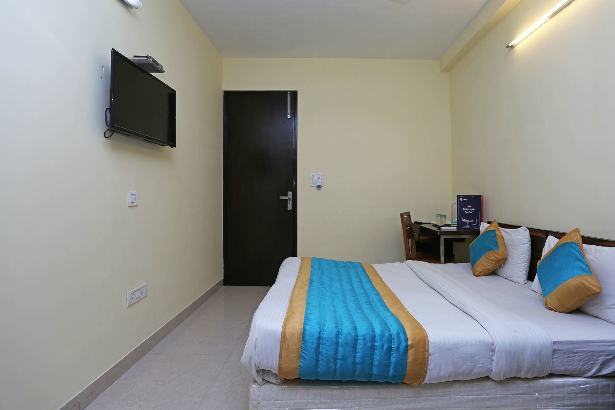 Oyo 4930 Stay Em Residency Нью-Дели Экстерьер фото