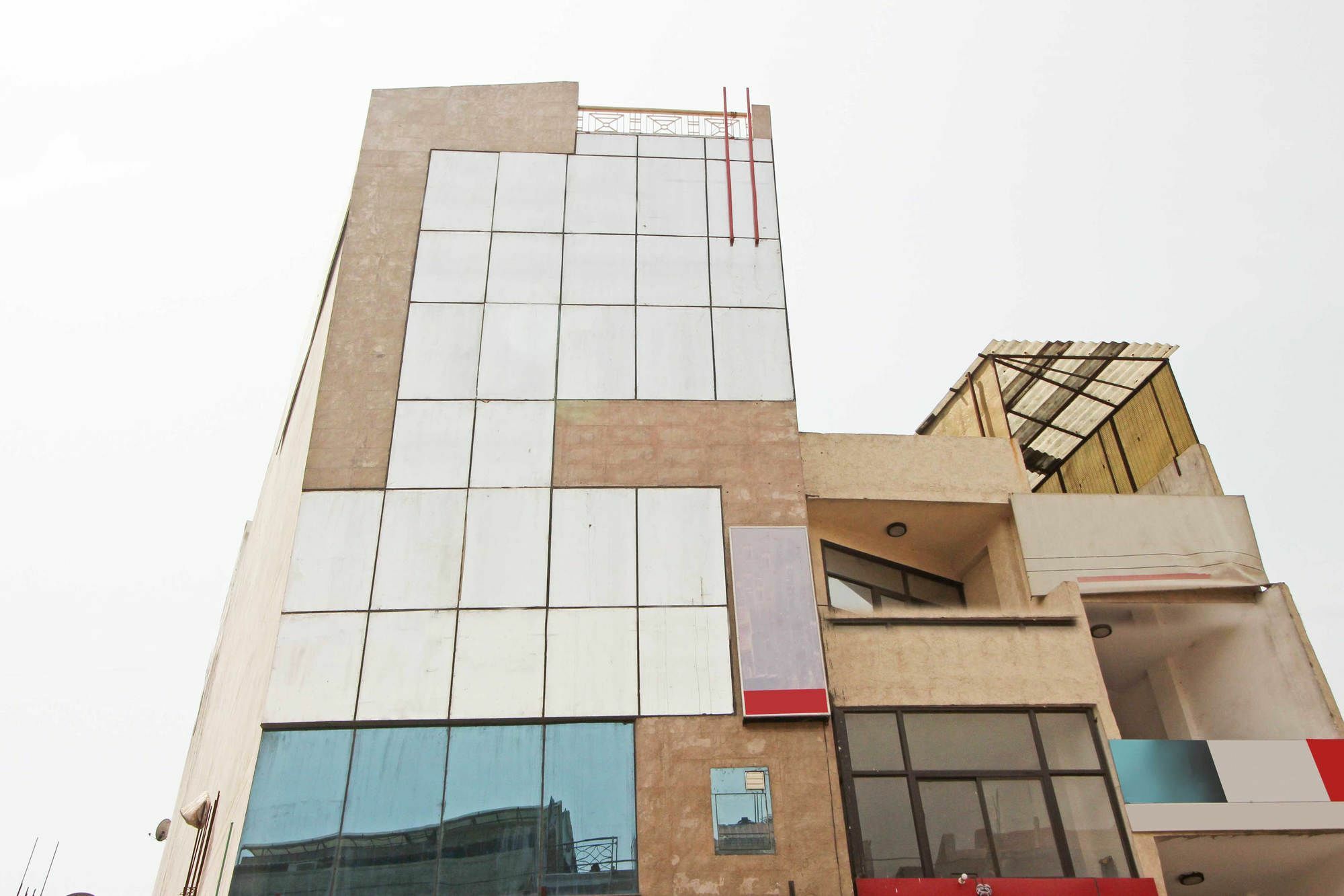 Oyo 4930 Stay Em Residency Нью-Дели Экстерьер фото