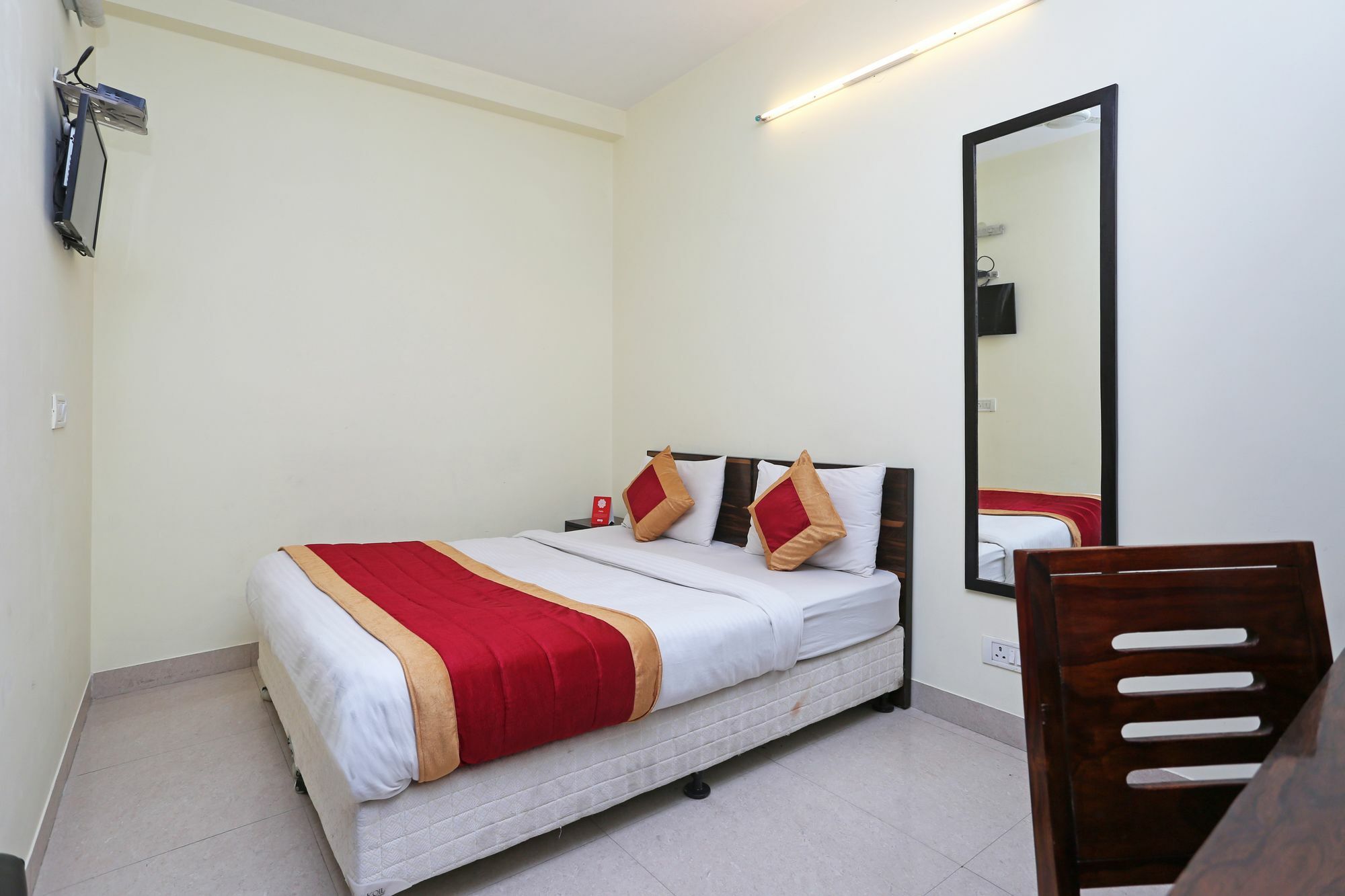 Oyo 4930 Stay Em Residency Нью-Дели Экстерьер фото