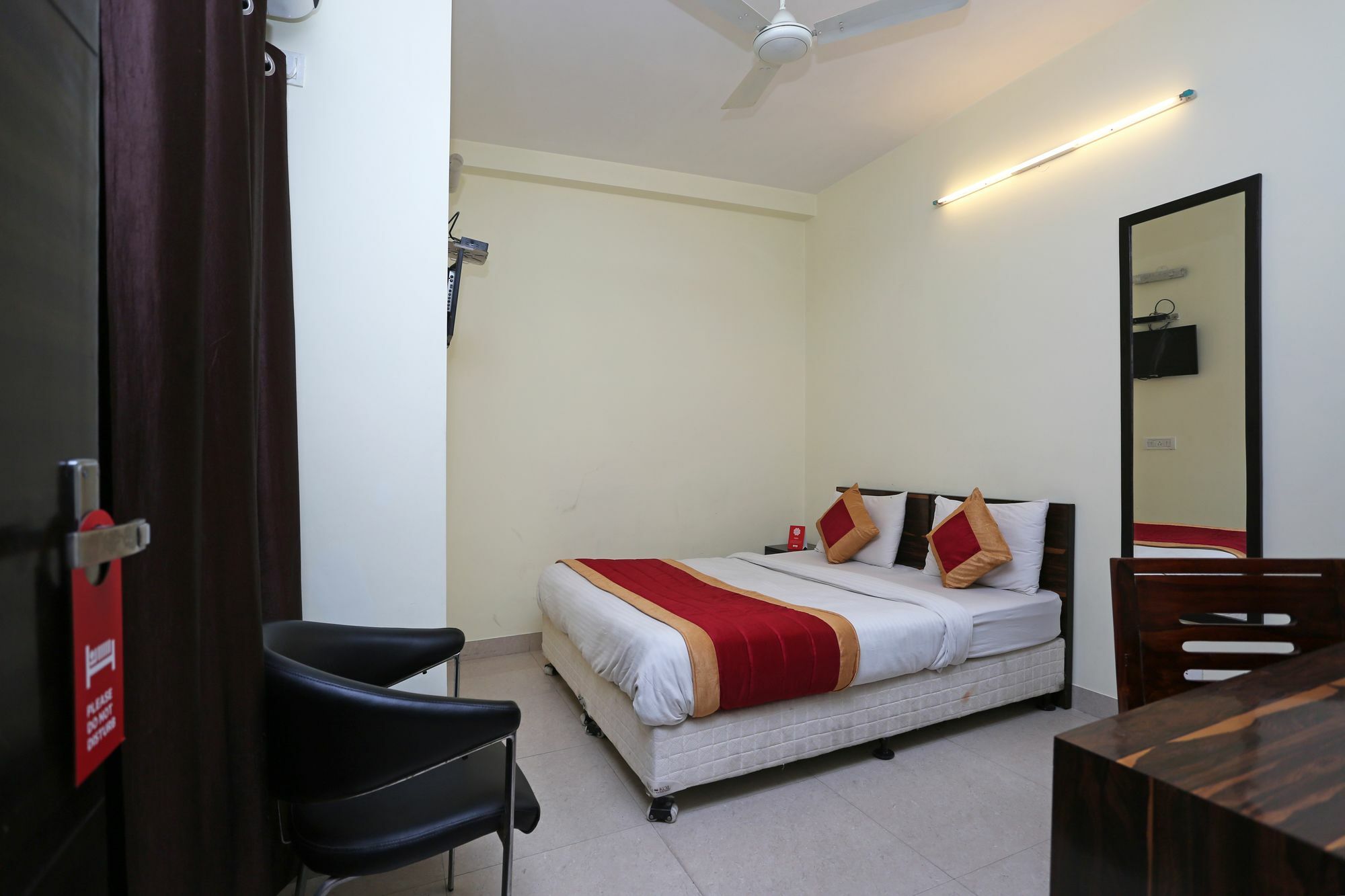 Oyo 4930 Stay Em Residency Нью-Дели Экстерьер фото